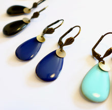 Charger l'image dans la galerie, Boucles d'oreilles dormeuses Art Déco en laiton et goutte en émail