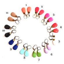 Charger l'image dans la galerie, Boucles d'oreilles dormeuses Art Déco en laiton et goutte en émail