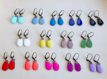 Charger l'image dans la galerie, Boucles d'oreilles dormeuses Art Déco en laiton et goutte en émail