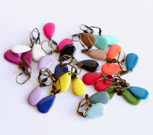 Charger l'image dans la galerie, Boucles d'oreilles dormeuses Art Déco en laiton et goutte en émail