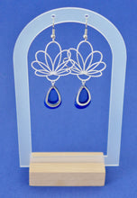 Charger l'image dans la galerie, Boucles d'oreilles fleur graphique ajourée argentée et émail bleu roi