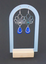 Charger l'image dans la galerie, Boucles d'oreilles fleur graphique ajourée argentée et émail bleu roi