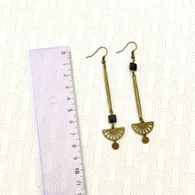 Charger l'image dans la galerie, Boucles d'oreilles asymétriques graphiques Art déco noires longues et fines