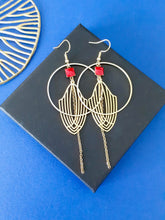 Charger l'image dans la galerie, Commande Sylvie Hourlier - 1 boucle d'oreille graphique Art Déco dorées et rouge