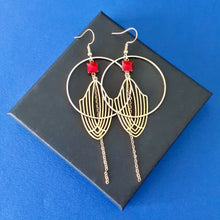 Charger l'image dans la galerie, Commande Sylvie Hourlier - 1 boucle d'oreille graphique Art Déco dorées et rouge