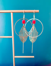 Charger l'image dans la galerie, Commande Sylvie Hourlier - 1 boucle d'oreille graphique Art Déco dorées et rouge