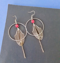 Charger l'image dans la galerie, Commande Sylvie Hourlier - 1 boucle d'oreille graphique Art Déco dorées et rouge