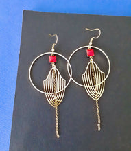 Charger l'image dans la galerie, Commande Sylvie Hourlier - 1 boucle d'oreille graphique Art Déco dorées et rouge