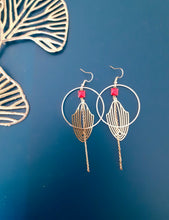 Charger l'image dans la galerie, Commande Sylvie Hourlier - 1 boucle d'oreille graphique Art Déco dorées et rouge