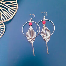 Charger l'image dans la galerie, Commande Sylvie Hourlier - 1 boucle d'oreille graphique Art Déco dorées et rouge