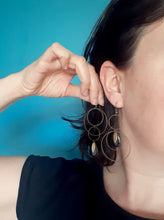 Charger l'image dans la galerie, Boucles d'oreilles asymétriques graphiques rondes bronze et noir