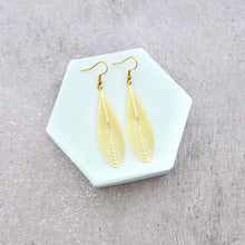 Charger l'image dans la galerie, Boucles d'oreilles dorées longue estampe goutte graphique