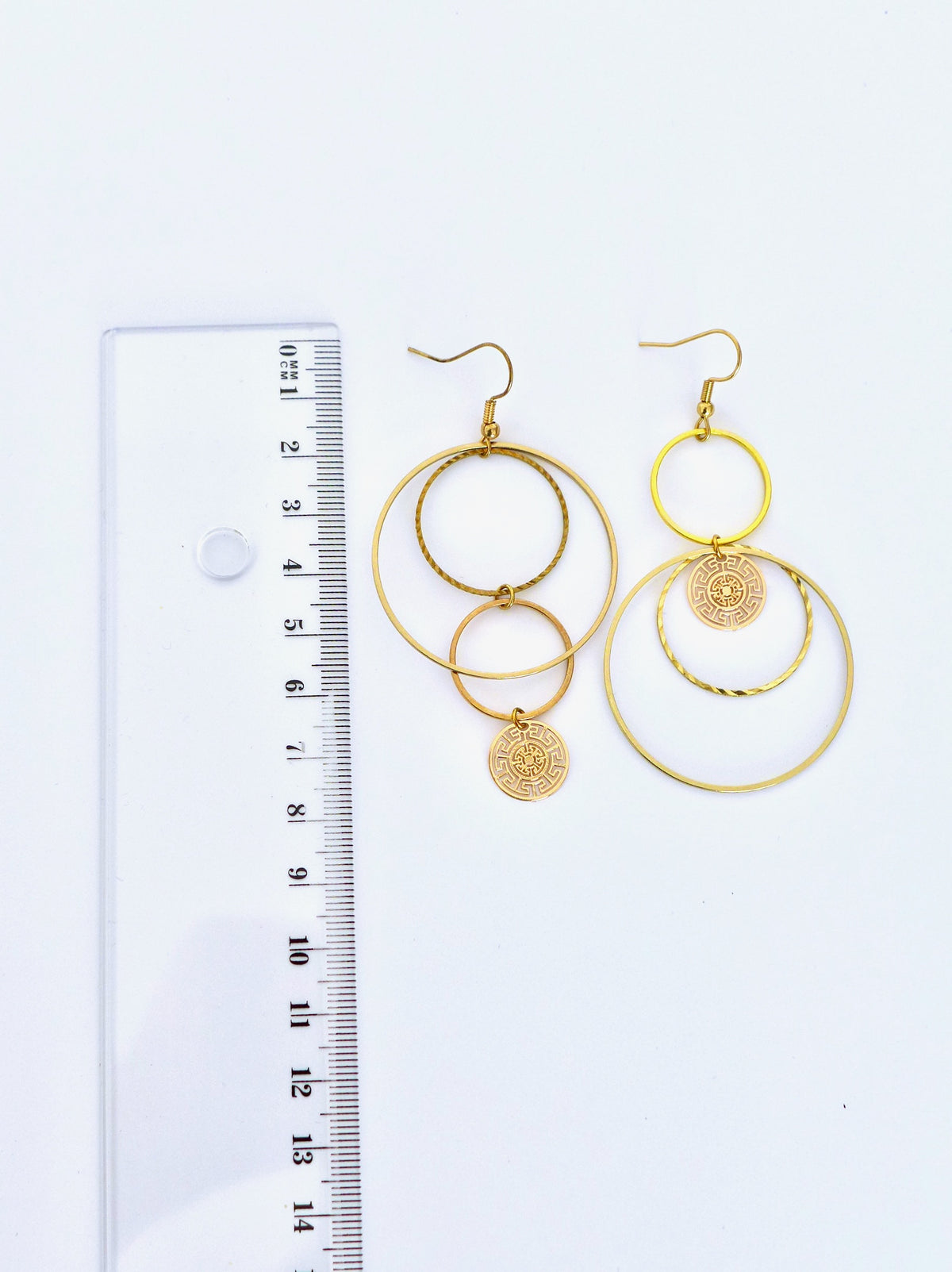 Boucles d'oreilles asymétriques et graphiques cascade de cercles dorés