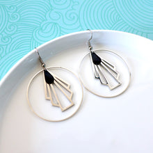 Charger l'image dans la galerie, Boucles d'oreilles créoles argentées graphiques Art Déco noires