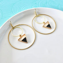 Charger l'image dans la galerie, Boucles d'oreilles créoles triangle géométrique doré et noir