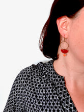 Charger l'image dans la galerie, Boucles d'oreilles graphiques bicolores orange et bordeaux