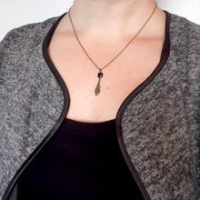 Charger l'image dans la galerie, Boucles d'oreilles Art Déco fine estampe éventail bronze et émail noir