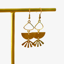 Charger l'image dans la galerie, Boucles d'oreilles dorées Bohème Chic graphiques demi lune et soleil laiton doré