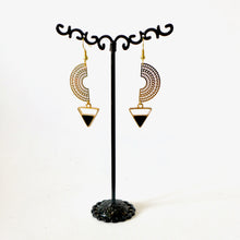 Charger l'image dans la galerie, Boucles d'oreilles graphiques arc de cercle doré et triangle émail noir