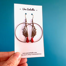 Charger l'image dans la galerie, Parure de bijoux Art Déco collier et boucles d'oreilles créoles éventail graphique origami et émail rouge