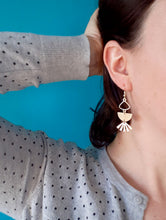 Charger l'image dans la galerie, Boucles d'oreilles dorées Bohème Chic graphiques demi lune et soleil laiton doré