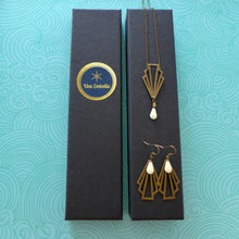 Charger l'image dans la galerie, Parure de bijoux Art Déco collier et boucles d'oreilles graphiques bronze et blanc