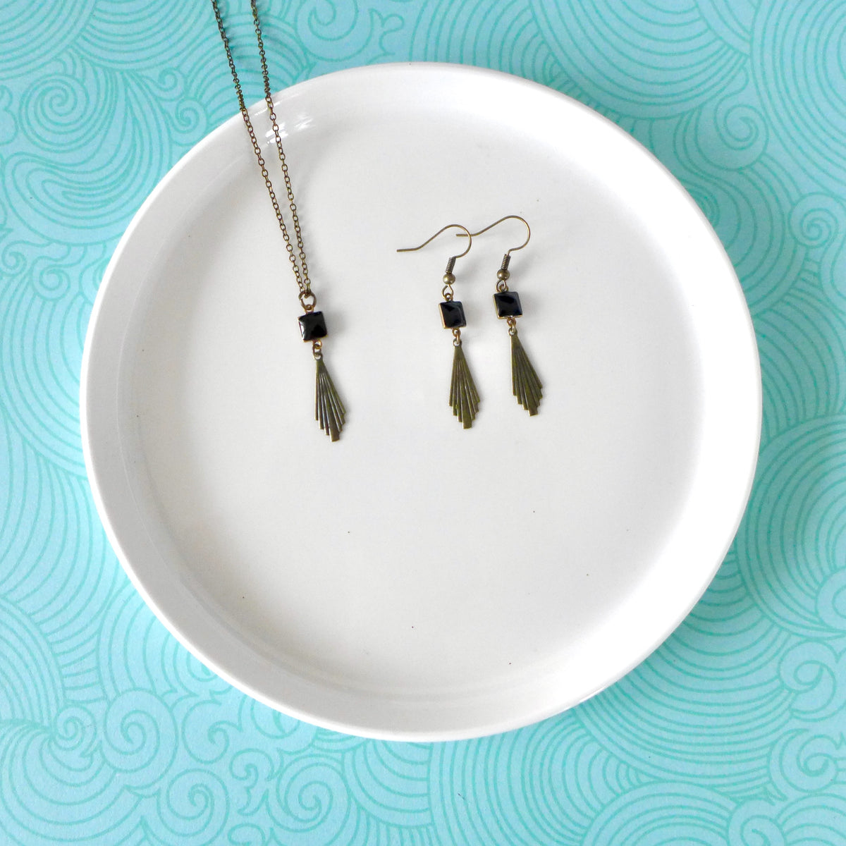 Boucles d'oreilles Art Déco fine estampe éventail bronze et émail noir