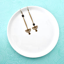 Charger l'image dans la galerie, Boucles d'oreilles asymétriques graphiques Art déco noires longues et fines