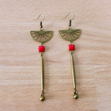 Charger l'image dans la galerie, Longues boucles d'oreilles graphiques Art Déco bronze et rouge