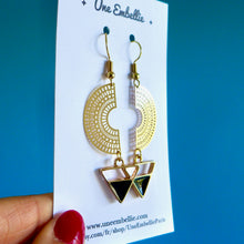 Charger l'image dans la galerie, Boucles d'oreilles graphiques arc de cercle doré et triangle émail noir