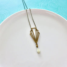 Charger l'image dans la galerie, Parure de bijoux Art Déco collier et boucles d'oreilles éventail graphique bronze et émail blanc