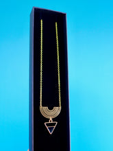 Charger l'image dans la galerie, Collier graphique arc de cercle doré et triangle émail noir