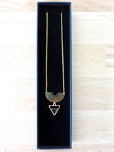 Charger l'image dans la galerie, Collier graphique arc de cercle doré et triangle émail noir