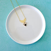 Charger l'image dans la galerie, Collier graphique arc de cercle doré et triangle émail noir
