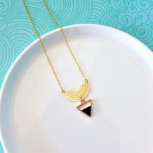Charger l'image dans la galerie, Collier graphique arc de cercle doré et triangle émail noir