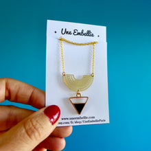 Charger l'image dans la galerie, Collier graphique arc de cercle doré et triangle émail noir