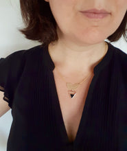 Charger l'image dans la galerie, Collier graphique arc de cercle doré et triangle émail noir