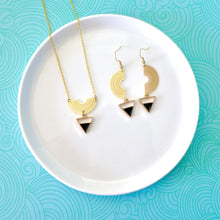 Charger l'image dans la galerie, Collier graphique arc de cercle doré et triangle émail noir