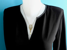 Charger l'image dans la galerie, Parure de bijoux Art Déco collier et boucles d'oreilles éventail graphique bronze et émail blanc