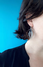 Charger l'image dans la galerie, Boucles d'oreilles créoles argentées graphiques Art Déco noires