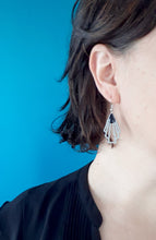 Charger l'image dans la galerie, Boucles d'oreilles argentées graphiques Art Déco noires