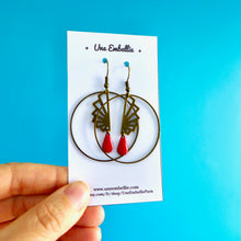 Charger l'image dans la galerie, Boucles d'oreilles créoles Art Déco éventail graphique origami bronze et rouge