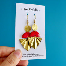 Charger l'image dans la galerie, Boucles d'oreilles Bohème Chic rouge et doré demi lune et éventail plissé or et émail rouge