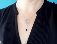 Charger l'image dans la galerie, Parure de bijoux Art Déco collier et boucles d'oreilles éventail graphiques acier inoxydable argenté sequin émail noir