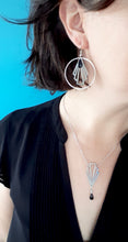 Charger l'image dans la galerie, Parure de bijoux Art Déco collier et boucles d'oreilles créoles éventail graphique argenté et émail noir