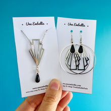 Charger l'image dans la galerie, Parure de bijoux Art Déco collier et boucles d'oreilles créoles éventail graphique argenté et émail noir