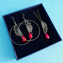 Charger l'image dans la galerie, Parure de bijoux Art Déco collier et boucles d'oreilles créoles éventail graphique origami et émail rouge