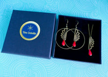 Charger l'image dans la galerie, Parure de bijoux Art Déco collier et boucles d'oreilles créoles éventail graphique origami et émail rouge