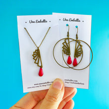Charger l'image dans la galerie, Parure de bijoux Art Déco collier et boucles d'oreilles créoles éventail graphique origami et émail rouge