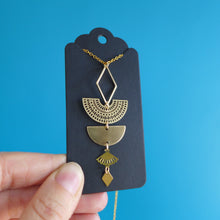 Charger l'image dans la galerie, Collier pendentif graphique gipsy bohème chic demi lune éventail et losange en laiton doré